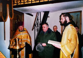 Благочинный Центрального церковного округа протоиерей Владимир Поммер (слева) и начальник ИК-2 полковник внутренней службы С.А. Витошкин (в центре)